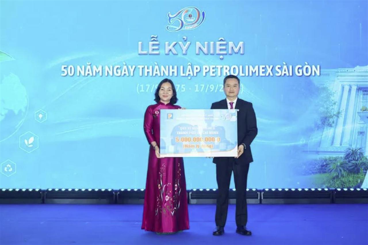 Petrolimex Sài Gòn trao tặng 5 tỷ đồng cho Quỹ “Vì người nghèo” TPHCM